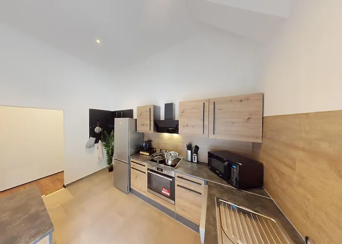 Crown Living Design Loft, Kueche, Bibliothek, Gartensitzplatz