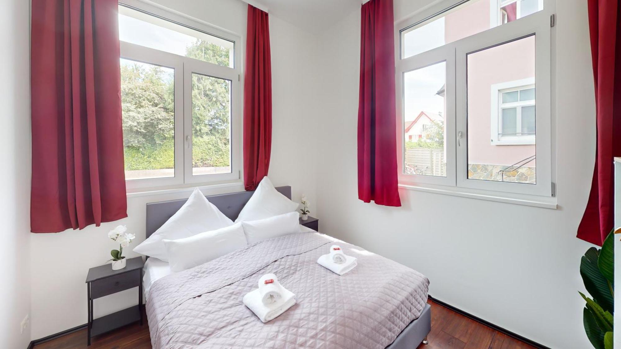 Crown Living Design Loft, Kueche, Bibliothek, Gartensitzplatz