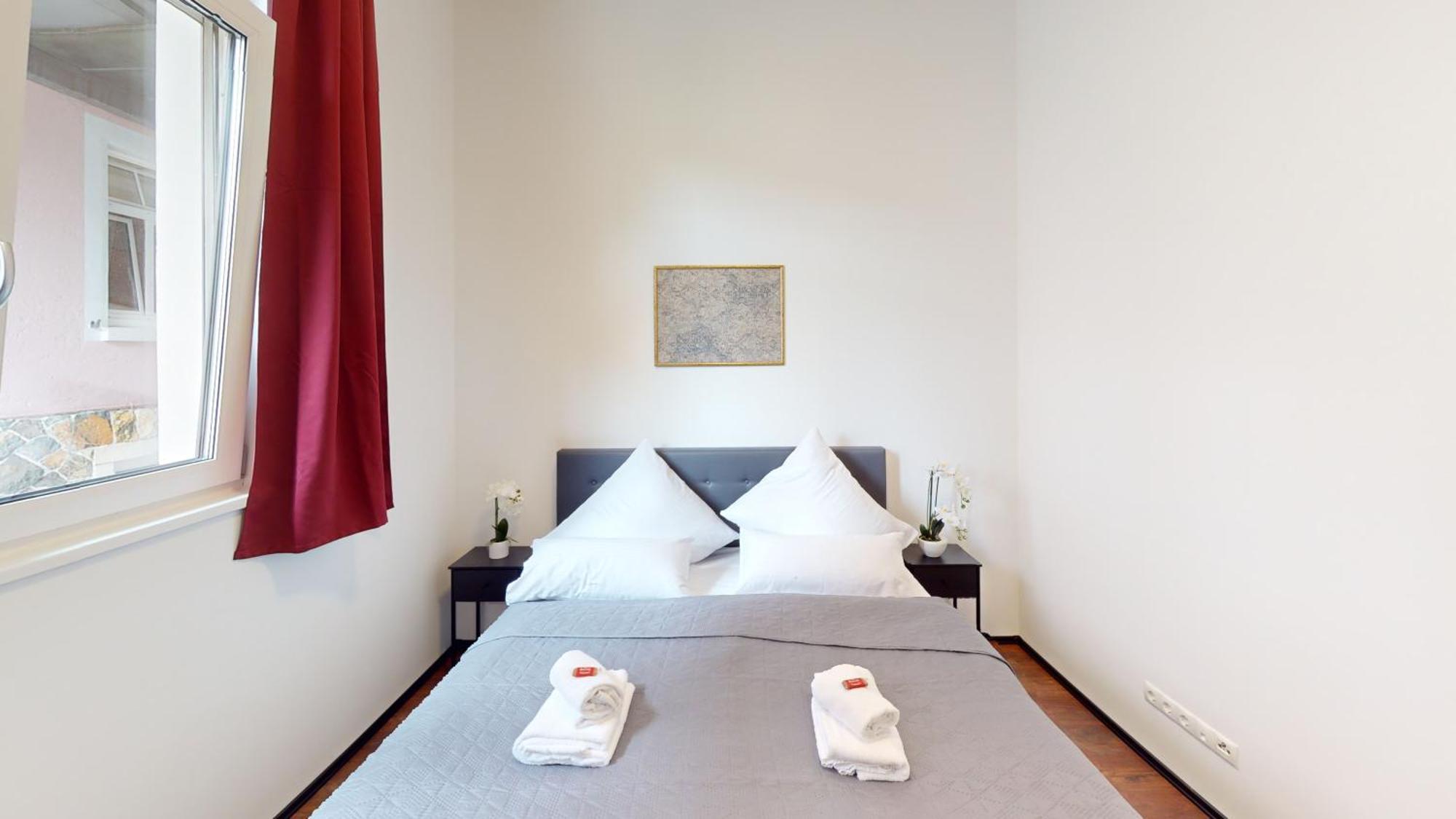 Apartment Crown Living Design Loft, Kueche, Bibliothek, Gartensitzplatz