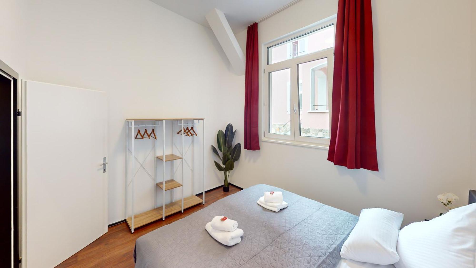 Apartment Crown Living Design Loft, Kueche, Bibliothek, Gartensitzplatz