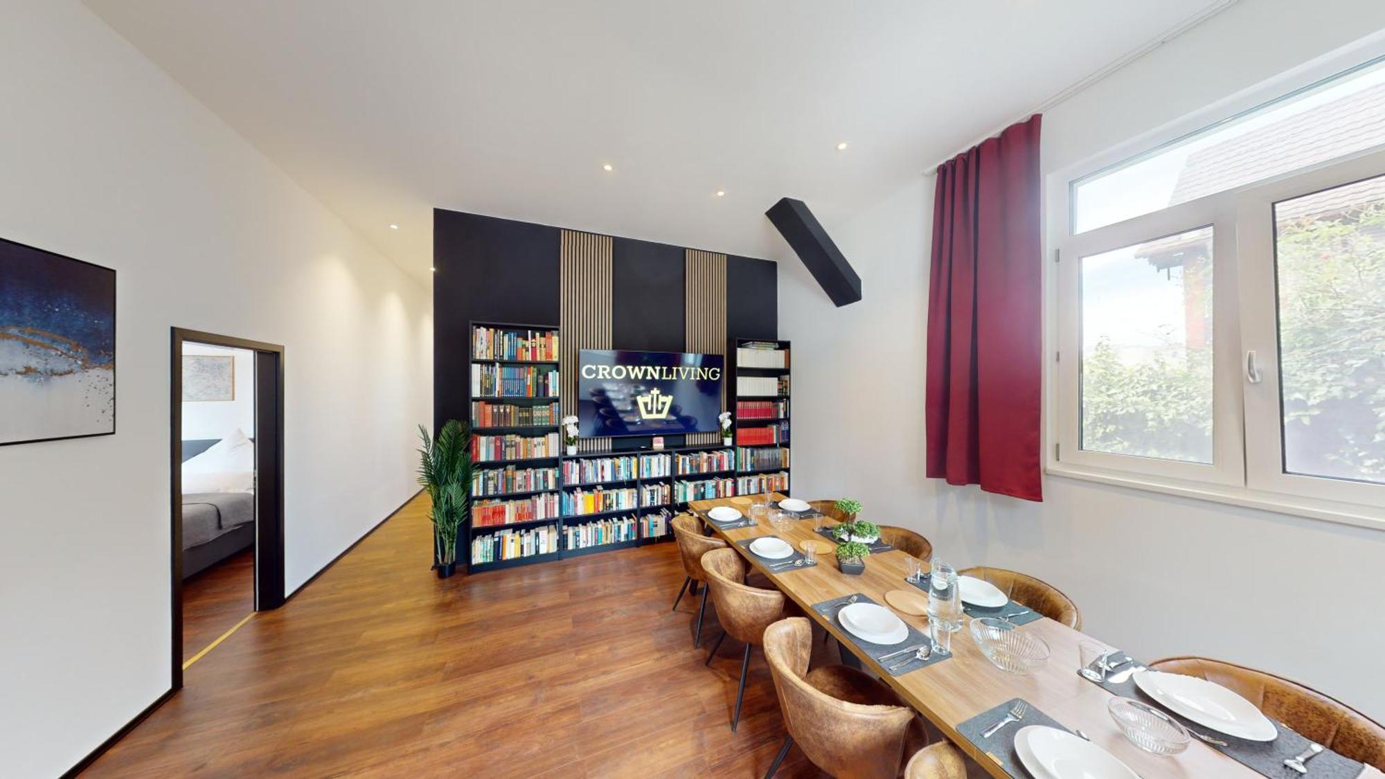 Crown Living Design Loft, Kueche, Bibliothek, Gartensitzplatz