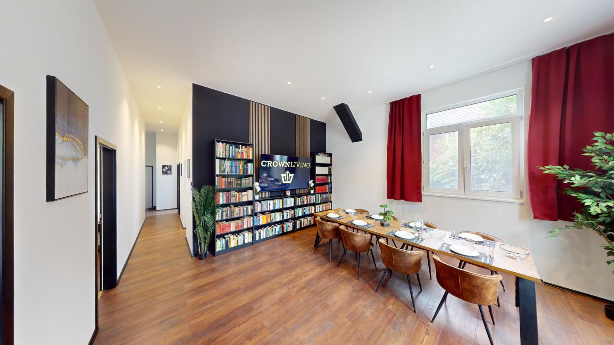 Apartment Crown Living Design Loft, Kueche, Bibliothek, Gartensitzplatz