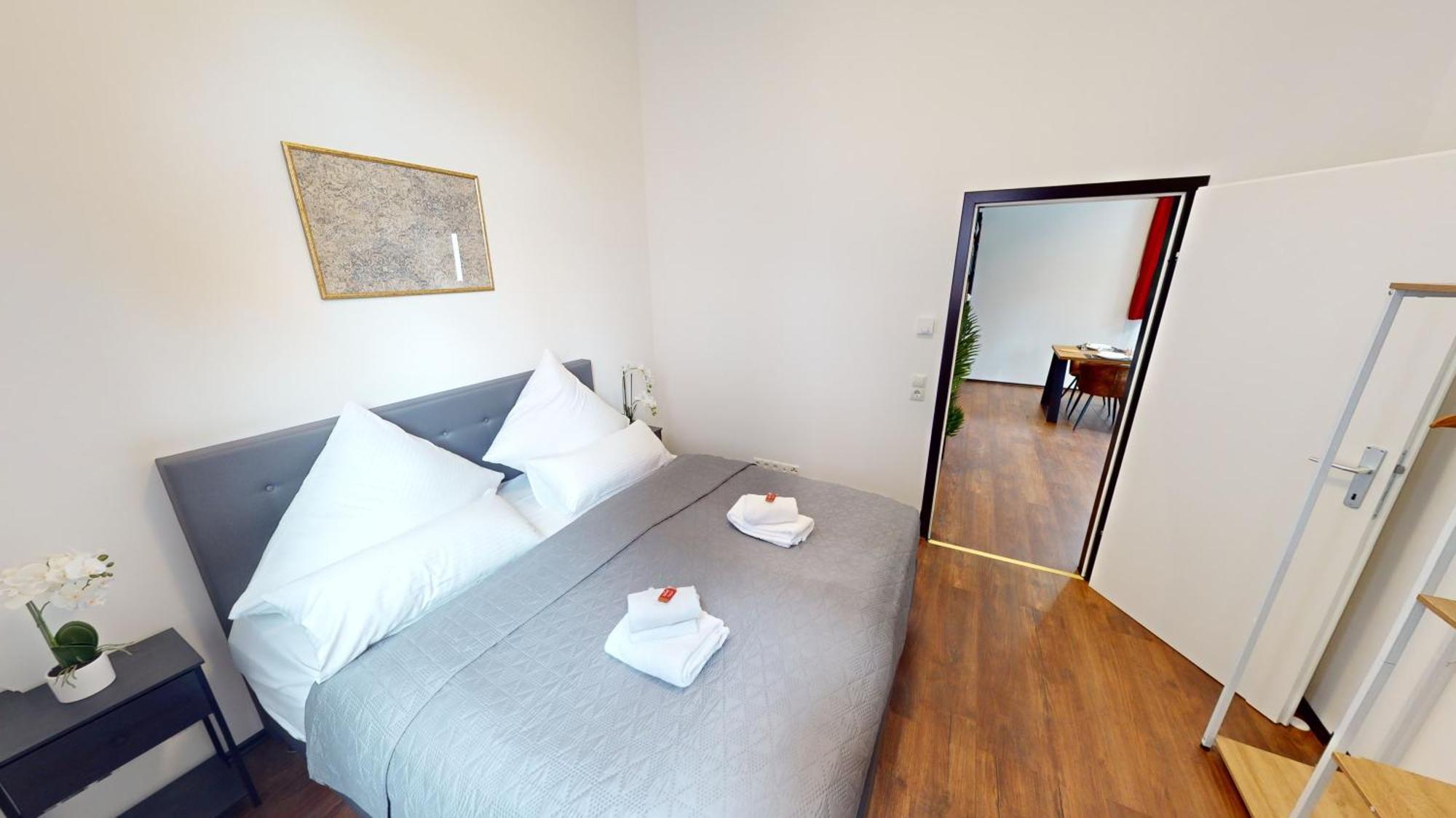 Crown Living Design Loft, Kueche, Bibliothek, Gartensitzplatz Apartment