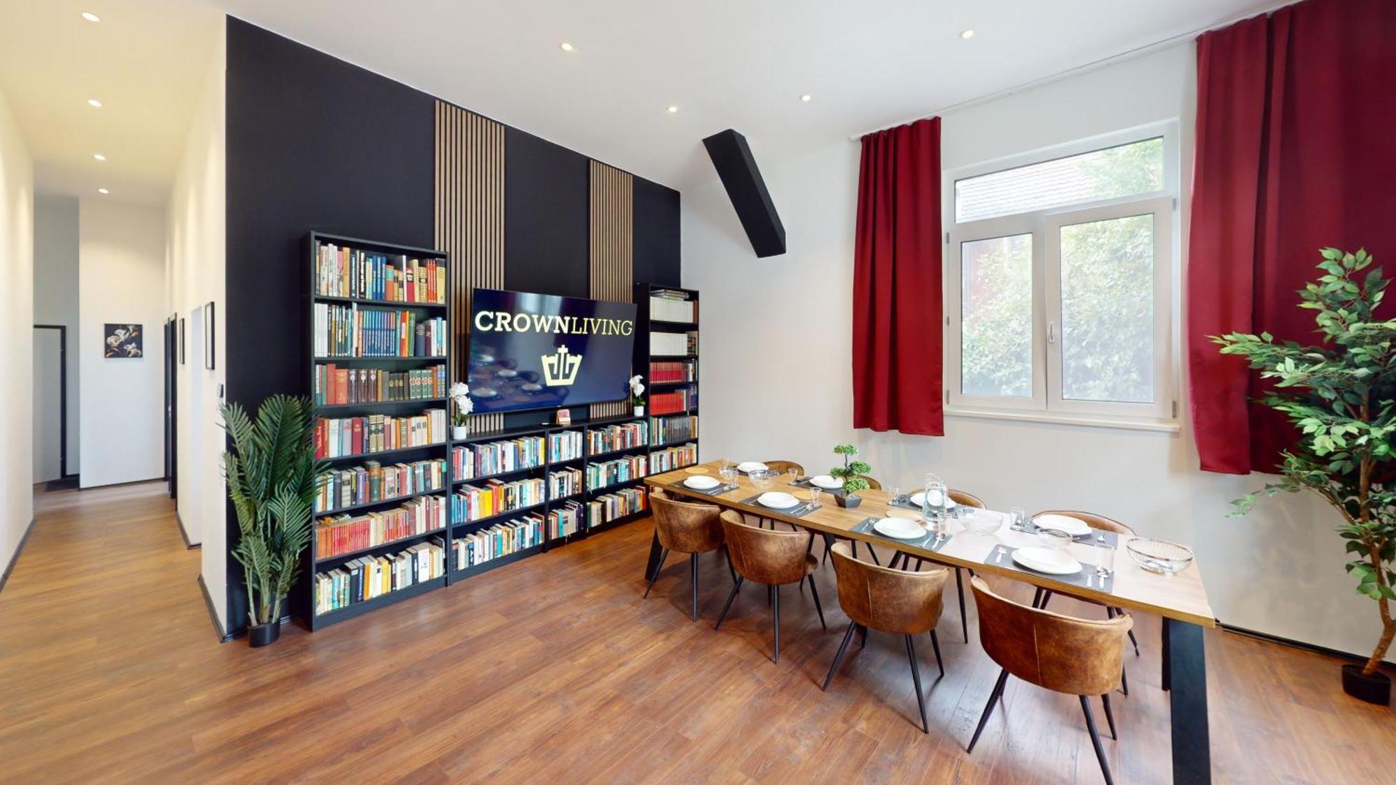 Apartment Crown Living Design Loft, Kueche, Bibliothek, Gartensitzplatz