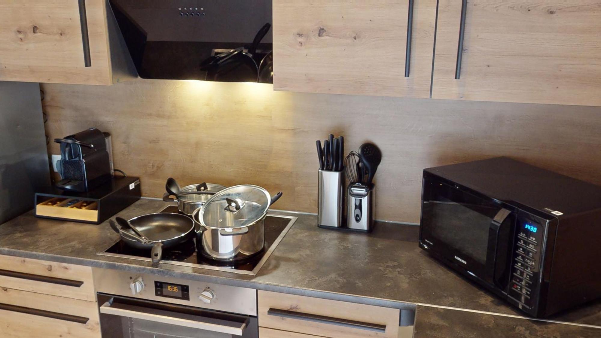 Crown Living Design Loft, Kueche, Bibliothek, Gartensitzplatz