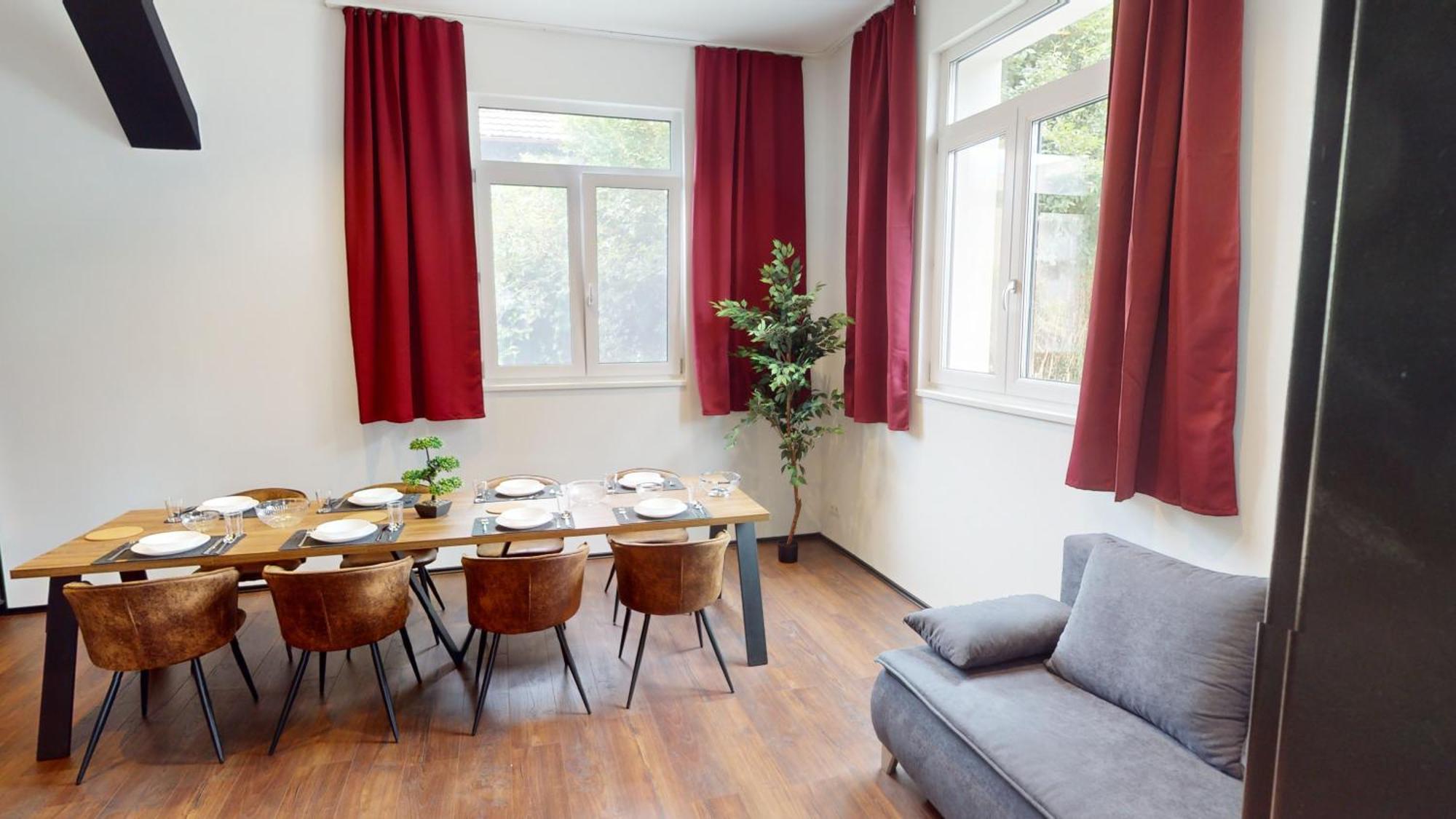Apartment Crown Living Design Loft, Kueche, Bibliothek, Gartensitzplatz